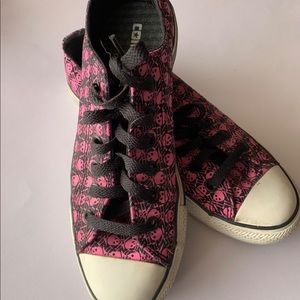 Women’s Converse All Stars Size 8 Pink Skulls